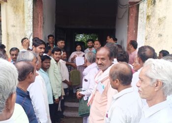 जिला सहकारी केंद्रीय बैंक से भुगतान नहीं मिलने के कारण सौंपा ज्ञापन
