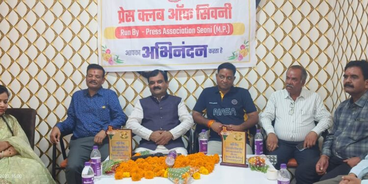 प्रेस क्लब ने दी थानेदारों को विदाई