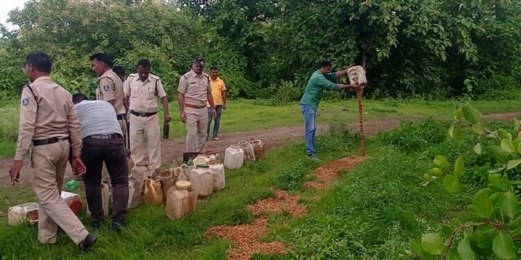 जिला आबकारी अधिकारी अरविंद सागर के मार्गदर्शन में झिरिया,माधो,डोकरीखेड़ा, बारीदेवी,बोरी आदि क्षेत्रों में मुखबिर की सूचना सहित दबिश की कार्रवाई में 36 लीटर हाथभट्टी शराब और 675 किलोग्राम महुआ लाहन जब्त कर 04 प्रकरण कायम किए गए