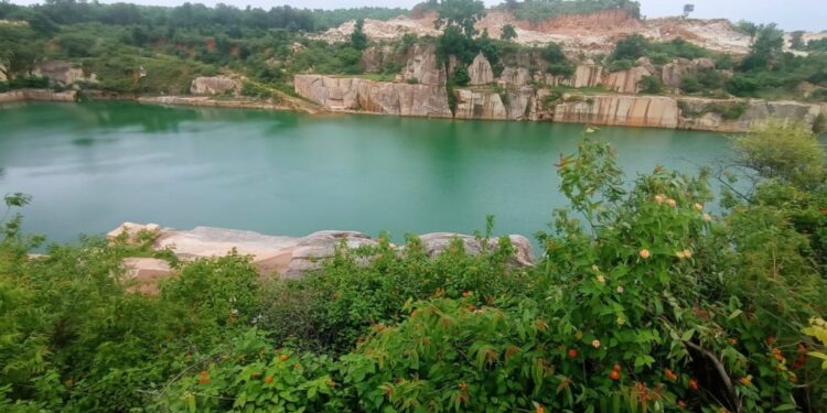 मार्बल खदान संचालकों ने खुले छोड़ दिए मौत के मुहाने, ग्रामीणों ने लगाया नाका तो प्रशासन बना रहा नाका हटाने का दबाव