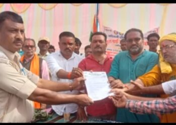 *आदिवासी दलित क्रांति सेना बुंदेलखंड इकाई पन्ना द्वारा सनकुटी पिपरिया मे खूंटा गाड़ो हल चलाओ कार्यक्रम संपन्न*  *वन अधिकार पट्टों की मांग करते महामहिम राज्यपाल के नाम सौंपा ज्ञापन*