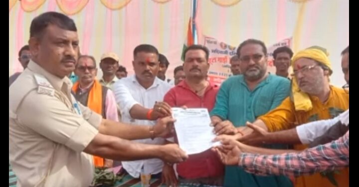 *आदिवासी दलित क्रांति सेना बुंदेलखंड इकाई पन्ना द्वारा सनकुटी पिपरिया मे खूंटा गाड़ो हल चलाओ कार्यक्रम संपन्न*  *वन अधिकार पट्टों की मांग करते महामहिम राज्यपाल के नाम सौंपा ज्ञापन*