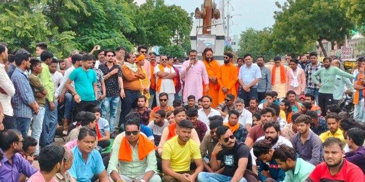 मेवात (नूंह) में कांवड़ यात्रा पर जिहादी हमले के विरोध में बजरंगदल ने किया प्रदर्शन* जिहादी आतंक का फूंका पुतला