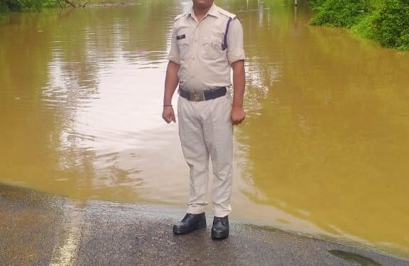 ढीमरखेड़ा से उमरियापान- कटनी मार्ग गर्रा घाट छोटी पोड़ी के पास बेलकुंड नदी के तटीय और ऊपरी क्षेत्रों में तेज बारिश की वजह से जलस्तर में वृद्धि होने से पुल के ऊपर करीब 5 फुट पानी का बहाव हो रहा है।