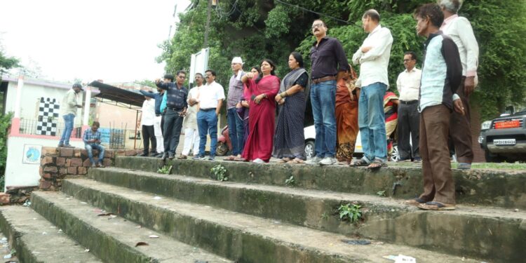 *महापौर श्रीमती प्रीति संजीव सूरी ने निगमायुक्त सत्येंद्र सिंह धाकरे एमआईसी सदस्यों एव पार्षदों की उपस्थिति में गाटरघाट,मोहन घाट, मसुरहाघाट एवं कटायेघाट का निरीक्षण कर नदी घाटों के आसपास साफ सफाई कराने दिए निर्देश