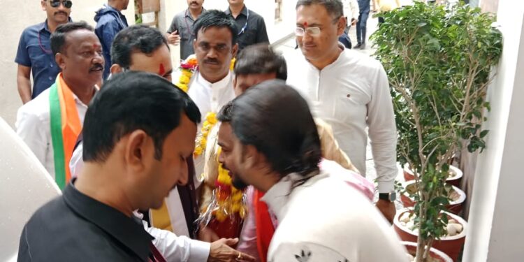 जन कल्याण मंच के जिलाध्यक्ष ने गृह मंत्री से मुलाकात कर स्थानीय समस्याओं से अवगत कराया