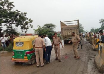 ट्रक की चपेट में आने से बाइक सवार तीन लोगों की मौत