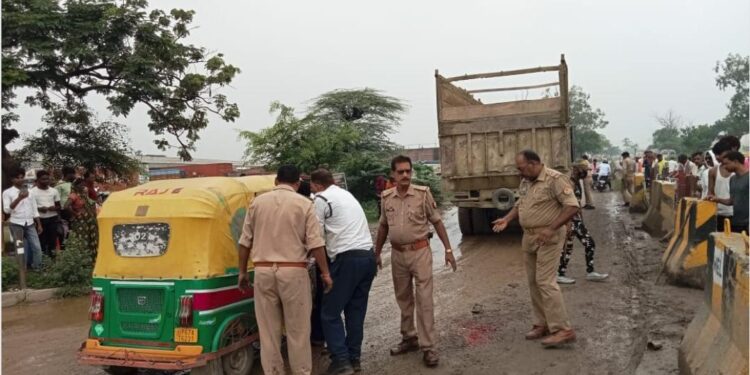 ट्रक की चपेट में आने से बाइक सवार तीन लोगों की मौत
