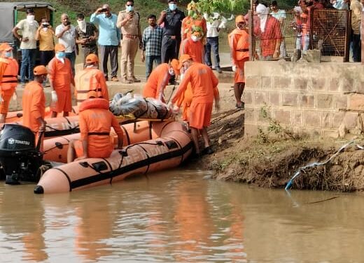 धुघरा वाटर फाल से दूसरी  डेड बॉडी बरामद । पुलिस को सौपी गई डेड बॉडी।