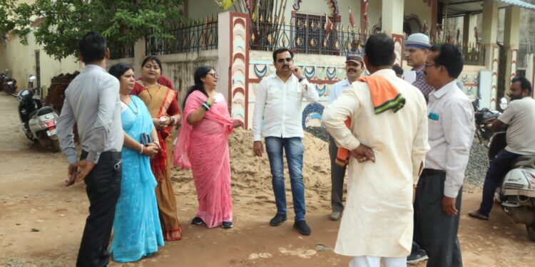 महापौर श्रीमती प्रीति संजीव सूरी ने किया राममनोहर लोहिया वार्ड के चंडिका नगर का निगमाध्यक्ष मनीष पाठक स्थानीय पार्षद उमेंद्र अहिरवार एवं एमआईसी सदस्यों की उपस्थिति में दौरा*