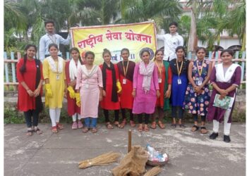 *महाविद्यालय परिसर में चलाया गया स्वच्छ्ता अभियान*