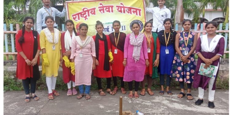 *महाविद्यालय परिसर में चलाया गया स्वच्छ्ता अभियान*