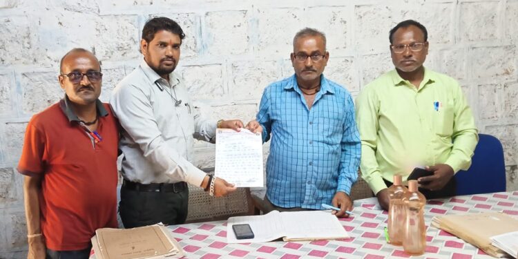 *मड़ियान जलाशय से सिंचाई के लिए पानी छोड़ने सौंपा ज्ञापन।* *बारिश रूकने से खेत सुख रहे हैं तत्काल जलाशय का पानी छोड़े विभाग – (हेमलाल वर्मा)*