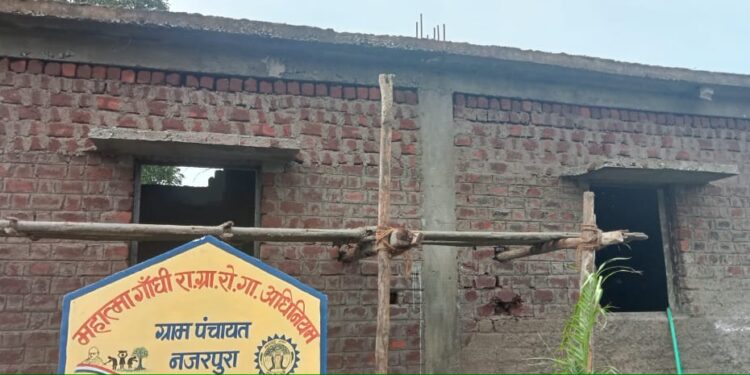 गौशाला में घटिया मटेरियल लगाकर किया जा रहा निर्माण