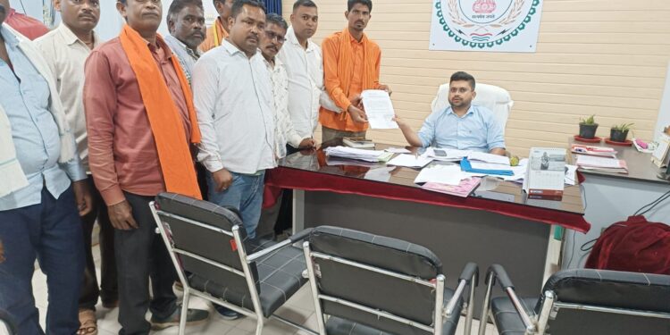 भाजपा कार्यकर्ताओं एवं ग्राम ठाकुरटोला के किसानो ने फसल बीमा को लेकर एसडीएम को सौपा ज्ञापन*