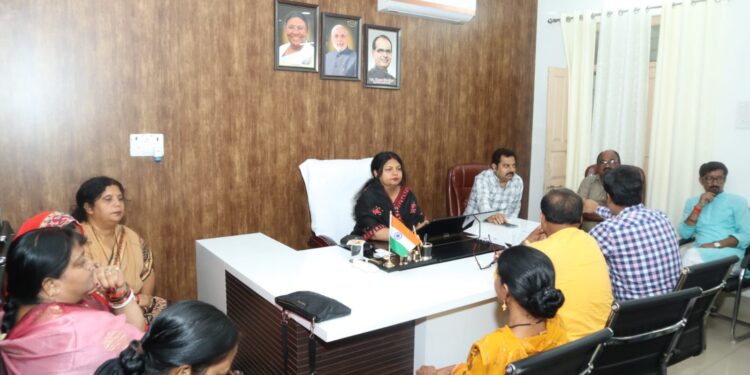 *आजादी के अमृत महोत्सव पर हर घर तिरंगा फहराये* *महापौर श्रीमति प्रीति संजीव सूरी ने हर घर तिरंगा जागरूक के लिये बैठक में दिये निर्देश*