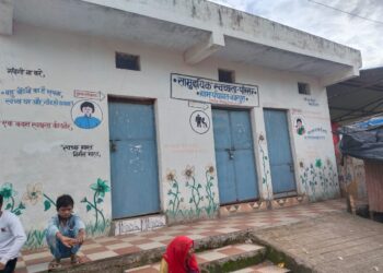 स्वच्छता परिसर जो बन रहा है धीरे-धीरे खंडहर