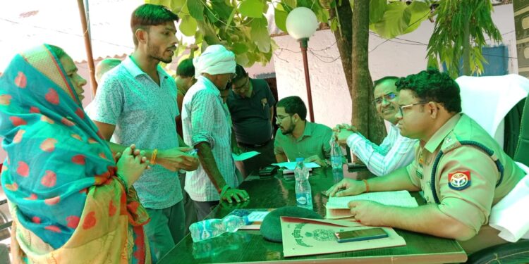 इंदरगढ़  संपूर्ण थाना समाधान दिवस में पहुंचे कन्नौज जिलाधिकारी शुभ्रांत कुमार और पुलिस अधीक्षक अमित आनंद तिर्वा एसडीएम ने सुनी फरियादियों की समस्याएं