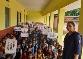 में हूं अभिमन्यु अभियान के तहत छात्र छात्राओं को किया जागरूक