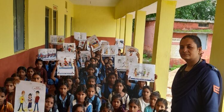 में हूं अभिमन्यु अभियान के तहत छात्र छात्राओं को किया जागरूक