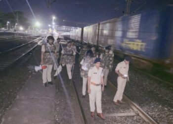 *डोंगरगढ़ में सुरक्षा के मदेनजर ट्रेनो, प्लेटफार्म एवं सर्कुलेटिंग की चेकिंग स्टेशन एवं परिसर में संदिग्धों पर नज़र*