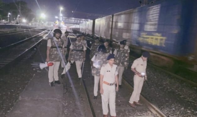 *डोंगरगढ़ में सुरक्षा के मदेनजर ट्रेनो, प्लेटफार्म एवं सर्कुलेटिंग की चेकिंग स्टेशन एवं परिसर में संदिग्धों पर नज़र*