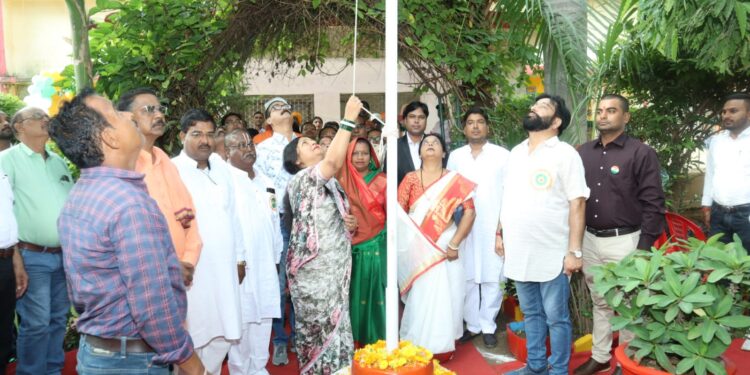 नगर निगम में आन-बान-शान से लहराया तिरंगा*  *महापौर श्रीमति प्रीति संजीव सूरी ने किया ध्वजारोहण*