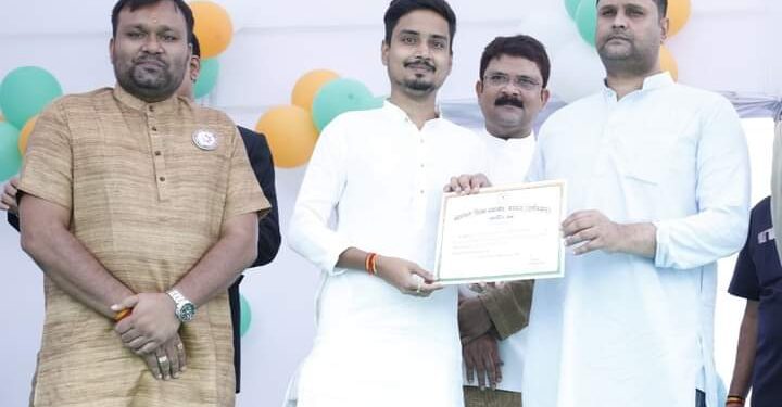 मंत्री के हाथों सम्मानित हुए अंकित अग्रवाल*