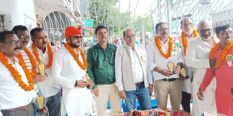 स्कूल वाहन चालक संघ ने निकाली रैली,गांधी प्रतिमा पर किया माल्यार्पण