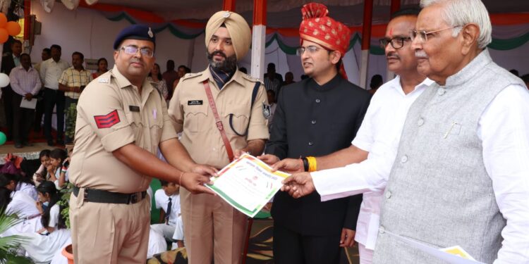 स्वतंत्रता दिवस पर मुख्य समारोह में देहात थाने में पदस्थ प्रधान आरक्षक अजय रघुवंशी को सराहनीय कार्यों के लिए किया गया सम्मानित,