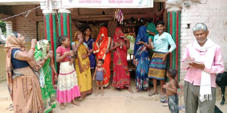 स्वास्थ्य केंद्र हसेरन के अधीक्षक के के निर्मल के निर्देश पर आशा ने घर-घर जाकर फाइलेरिया और अर्वनडाजोन दवा लोगों को खिलाई