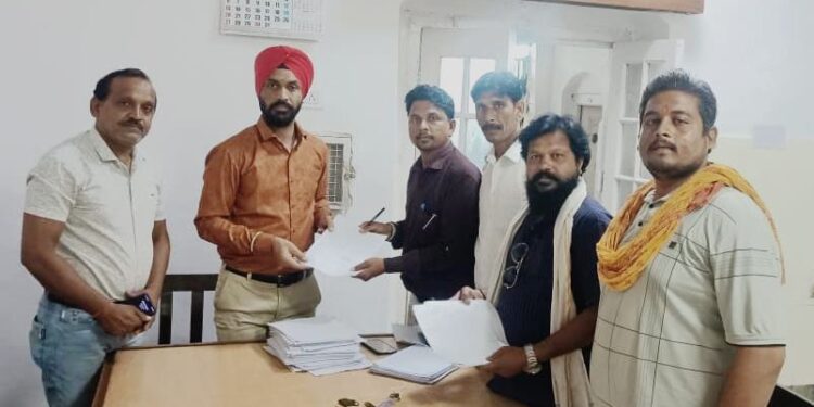 नगर मंडल इटारसी की मतदाता सूची मंडल अध्यक्ष जोगिंदर सिंह द्वारा मतदाता सूची वितरण की गई