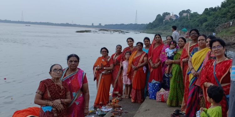 पुरुषोत्तम मास के अंतिम दिन अमावस्या तिथि को अग्रवाल समाज की महिला मंडल द्वारा सामूहिक दीपदान किया गया