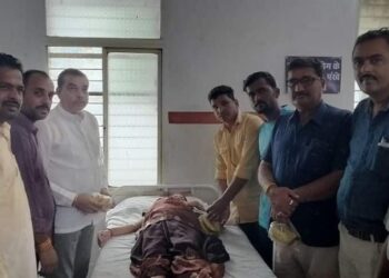 पूर्व जनपद अध्यक्ष स्वर्गीय श्री घनश्याम दास शर्मा की पुण्यतिथि पर मरीजों को फल वितरित…l