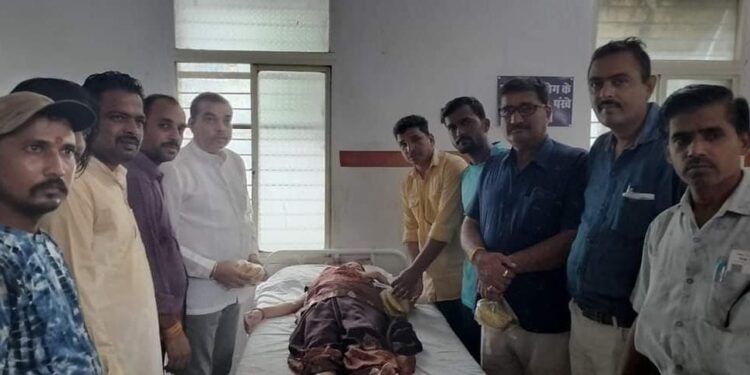 पूर्व जनपद अध्यक्ष स्वर्गीय श्री घनश्याम दास शर्मा की पुण्यतिथि पर मरीजों को फल वितरित…l