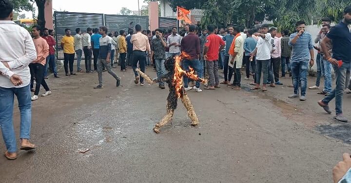 हिंदू संगठनों ने तिलक लगाने के मामले में नर्मदा वैली प्राचार्य का पुतला जलाया,प्राचार्य डा कपूर ने कहा हम सभी धर्मो का सम्मान करते