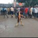 हिंदू संगठनों ने तिलक लगाने के मामले में नर्मदा वैली प्राचार्य का पुतला जलाया,प्राचार्य डा कपूर ने कहा हम सभी धर्मो का सम्मान करते