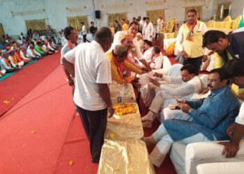 वेतन और नियमितीकरण की मांग को लेकर किसान मित्रों ने प्रभारी मंत्री को सौंपा ज्ञापन