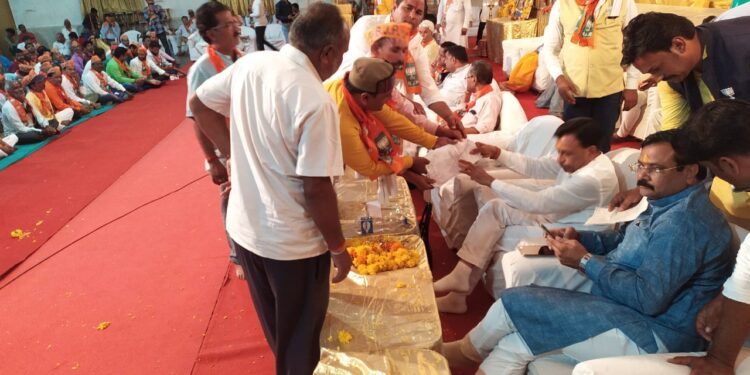 वेतन और नियमितीकरण की मांग को लेकर किसान मित्रों ने प्रभारी मंत्री को सौंपा ज्ञापन