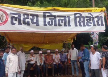 *सिहोरा जिला की मांग पर भूख हड़ताल जारी रही* *कालोनियों में लगे जिला नहीं तो वोट नहीं के बैनर*