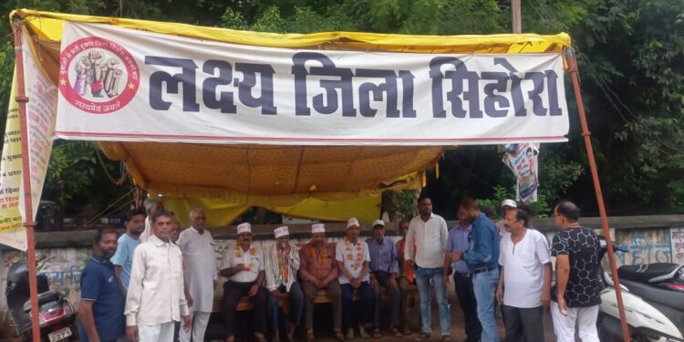 *सिहोरा जिला की मांग पर भूख हड़ताल जारी रही* *कालोनियों में लगे जिला नहीं तो वोट नहीं के बैनर*