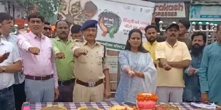 मेरी माटी मेरा देश अभियान के अंतर्गत वार्डों से संग्रहित हुई इटारसी की माटी जाएगी राजधानी दिल्ली,नगरपालिका परिषद ने अभियान के तहत पौधे लगाए,किया वीर शहीदों को नमन