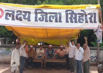*जिला न बनने से व्यथित आर एस एस के पूर्व प्रचारक ने मीसाबंदी सम्मान लौटाने की घोषणा की*  *क्रमिक भूख हड़ताल पर बैठे युवा*  *सिहोरा जिला की मांग पर जनाक्रोश*