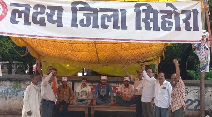 *जिला न बनने से व्यथित आर एस एस के पूर्व प्रचारक ने मीसाबंदी सम्मान लौटाने की घोषणा की* *क्रमिक भूख हड़ताल पर बैठे युवा* *सिहोरा जिला की मांग पर जनाक्रोश*