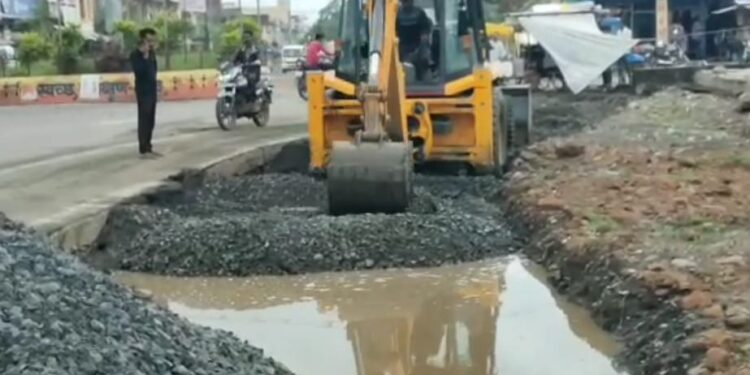 देवरी नगर पालिका परिषद द्वारा नगर के सहजपुर तिराहा पर बनाये जा रही सड़क मैं नहीं रखा जा रहा है गुणवत्ता का ध्यान