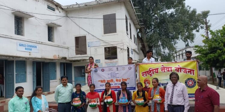*दिग्विजय महाविद्यालय राजनांदगांव में मेरी माटी मेरा देश कार्यक्रम, कलश सज्जा प्रतियोगिता का आयोजन*