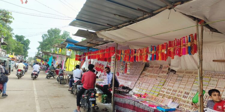 नगर पालिका प्रशासन ने इंदिरा चौक के पास लगवाया राखी बाजार,आबंटित की दुकानें