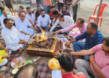 चांद पर चंद्रयान   विधायक समर्थकों ने किया हवन
