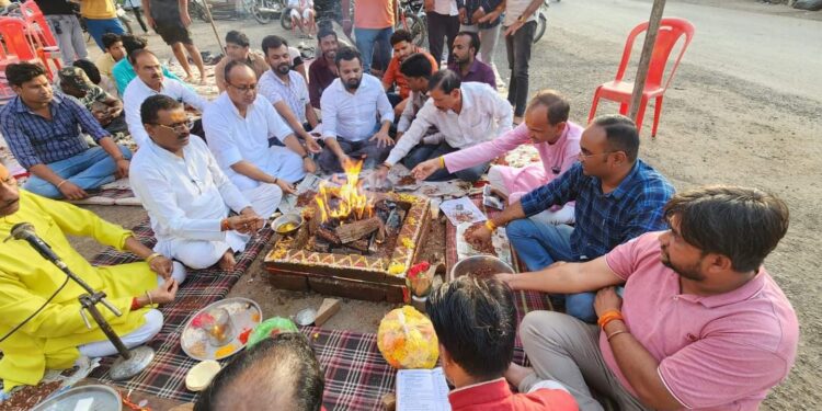 चांद पर चंद्रयान   विधायक समर्थकों ने किया हवन