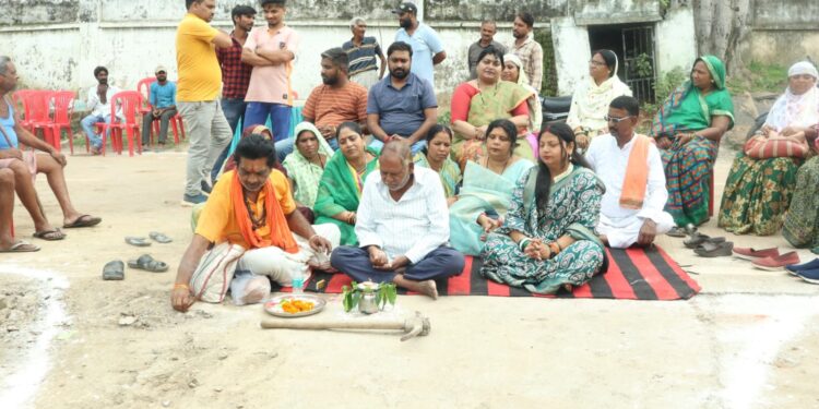 *रामकृष्ण परमहंस वार्ड मे बनेगी 9 लाख की लागत से सीसी रोड* *महापौर श्रीमति प्रीति संजीव सूरी ने वार्ड के वयोवृद्ध श्रवण कुमार से कराया भूमि पूजन*